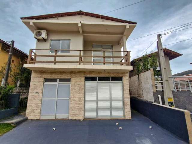 Casa com Sala Comercial à venda na Praia da Gamboa, Garopaba-SC, a apenas 300 metros do mar!