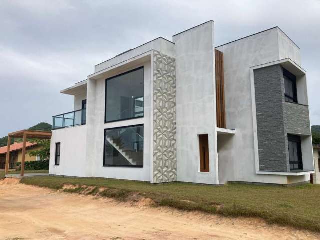 Espetacular Casa à Venda na Praia do Siriú em Garopaba: Seu Paraíso à Beira-Mar!