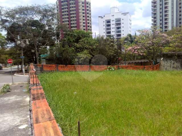 Terreno de esquina no Jardim Avelino