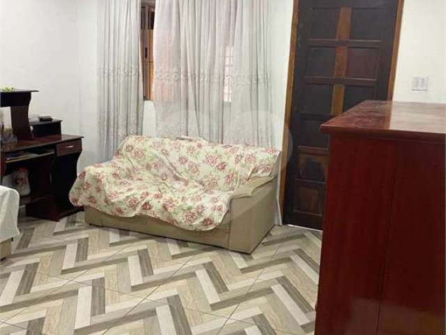 Casa térrea 2 quartos com 2 vagas de garagem e edícula com 1 quarto, sala e cozinha na Vila Ema