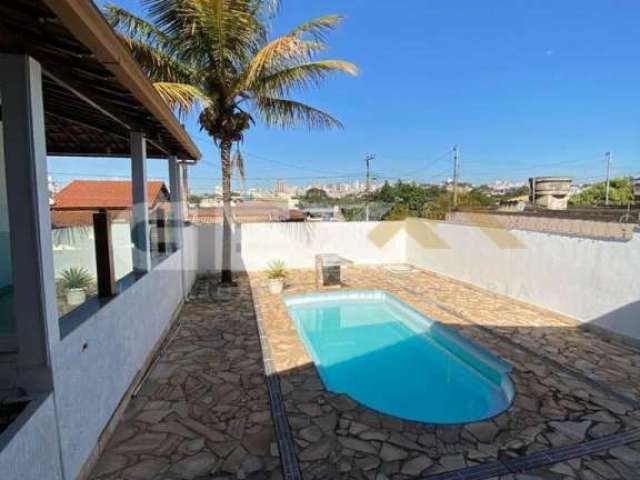 Casa com 05 vagas de garagem e espaço gourmet com piscina no bairro Bom Pastor