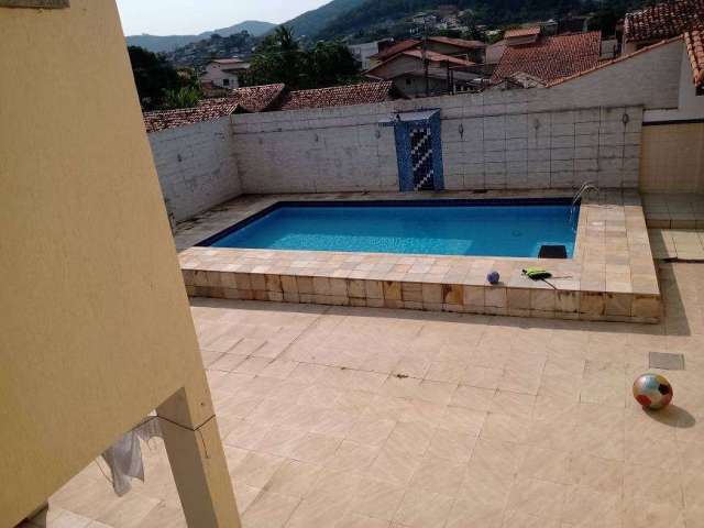 Ótima Casa de 6 quartos sendo 3 suítes , piscina, quintal