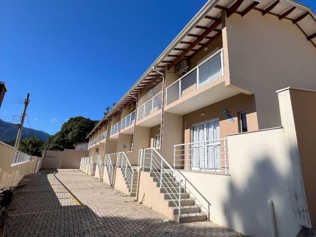 Casa de condomínio Fechado com 2 quartos, 2 banheiros, piscina em Caraguatatuba-SP