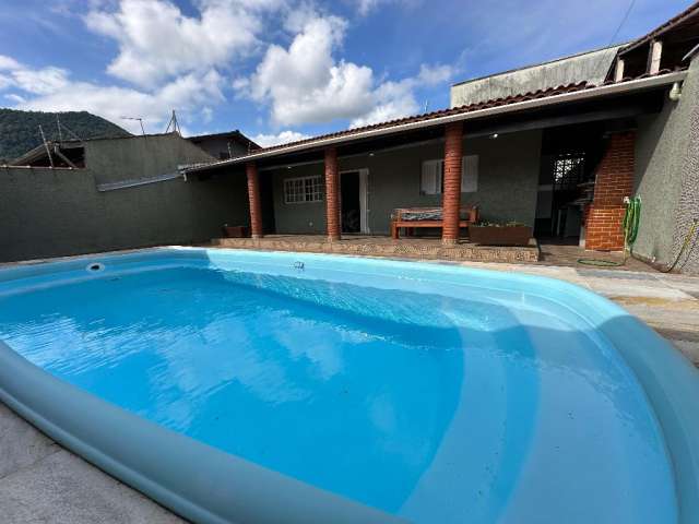 Linda Casa com 3 quartos, 2 banheiros, 2 vagas com piscina na região centra de Caraguatatuba-SP