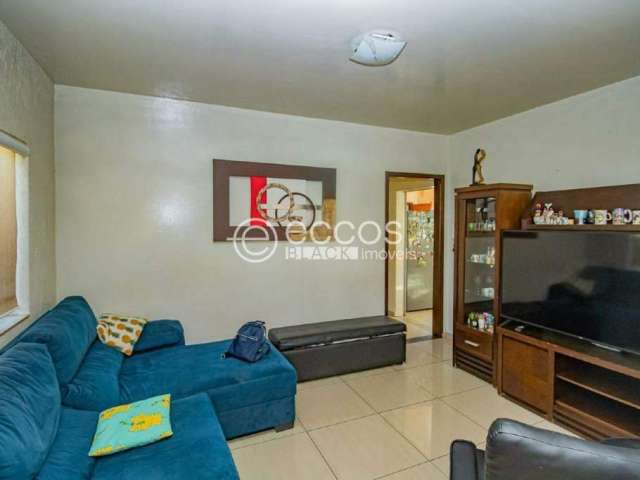 Casa à venda, 4 quartos, 2 suítes, 4 vagas, Saraiva - Uberlândia/MG