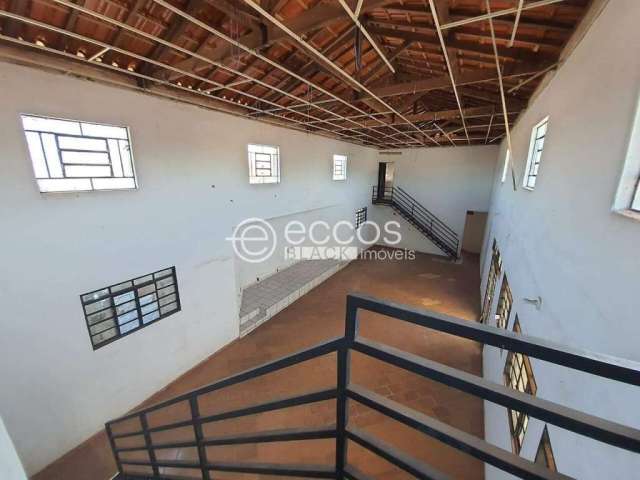 Casa para aluguel, 4 quartos, 2 vagas, Segismundo Pereira - Uberlândia/MG