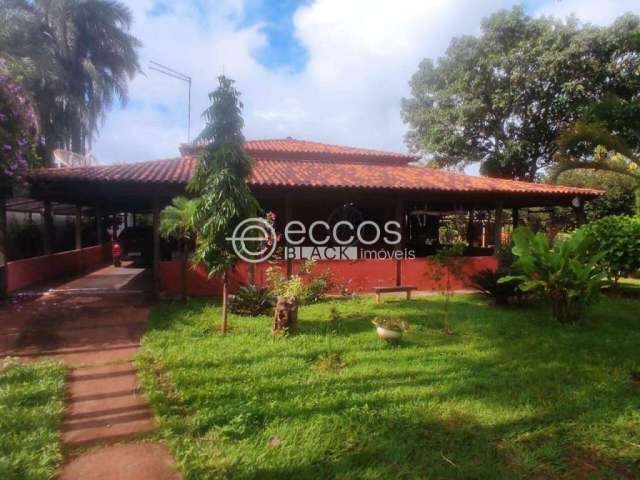 Chácara à venda, 3 quartos, 1 suíte, 6 vagas, Zona Rural - Uberlândia/MG