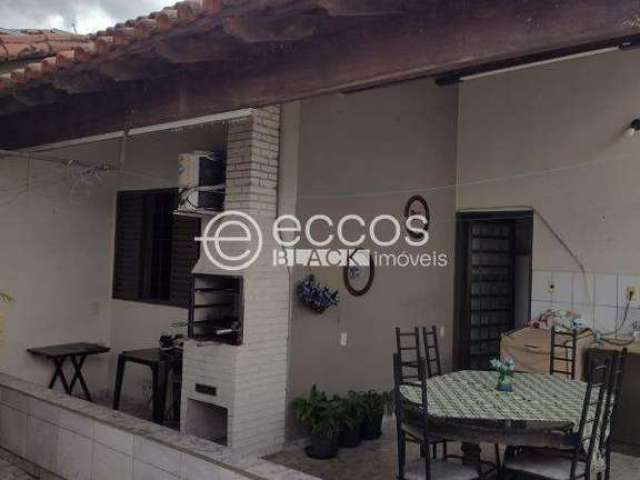 Casa à venda, 4 quartos, 2 suítes, 2 vagas, Jardim Patrícia - Uberlândia/MG