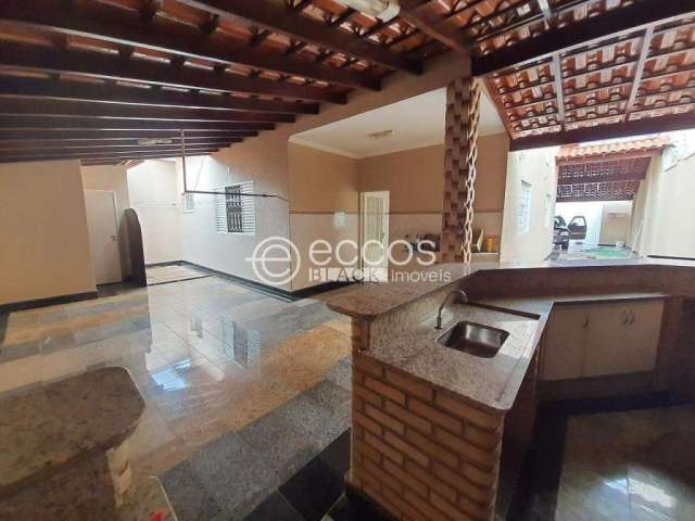 Casa à venda, 3 quartos, 1 suíte, 4 vagas, Alto Umuarama - Uberlândia/MG