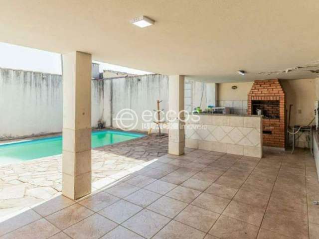 Casa à venda, 3 quartos, 2 vagas, Osvaldo Rezende - Uberlândia/MG