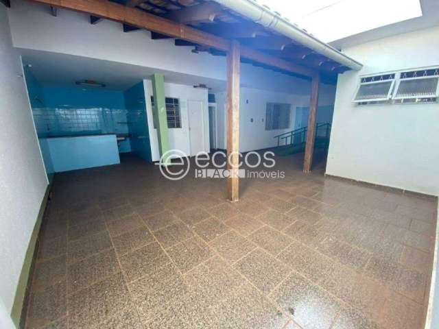 Casa à venda, 4 quartos, 1 suíte, 4 vagas, Martins - Uberlândia/MG