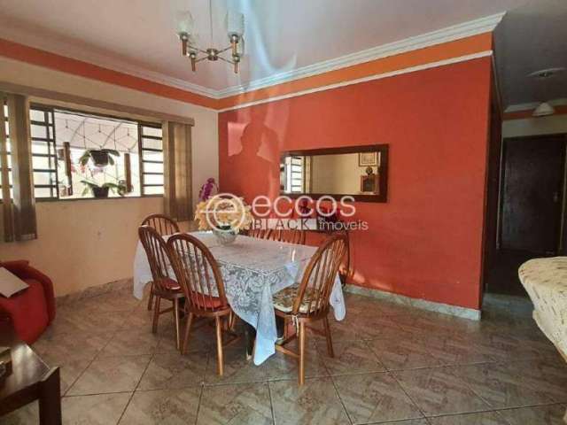 Casa à venda, 3 quartos, 1 suíte, 2 vagas, Carajás - Uberlândia/MG