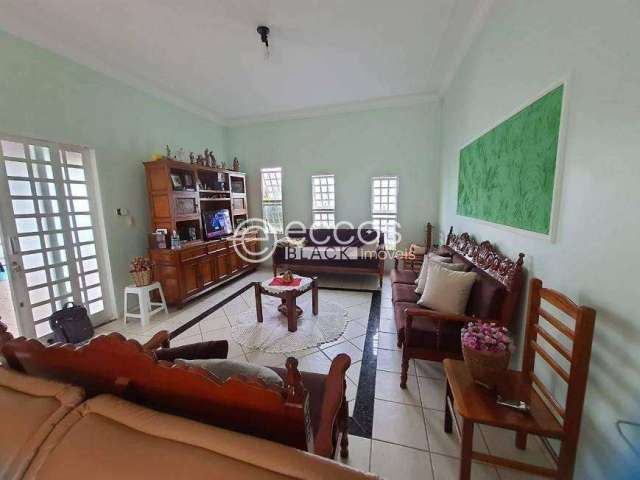 Casa à venda, 3 quartos, 1 suíte, 2 vagas, Segismundo Pereira - Uberlândia/MG