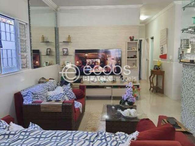 Casa à venda, 4 quartos, 2 suítes, 3 vagas, Alto Umuarama - Uberlândia/MG