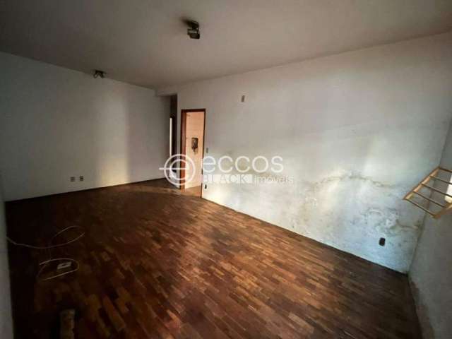 Casa à venda, 3 quartos, 1 suíte, 2 vagas, Santa Mônica - Uberlândia/MG