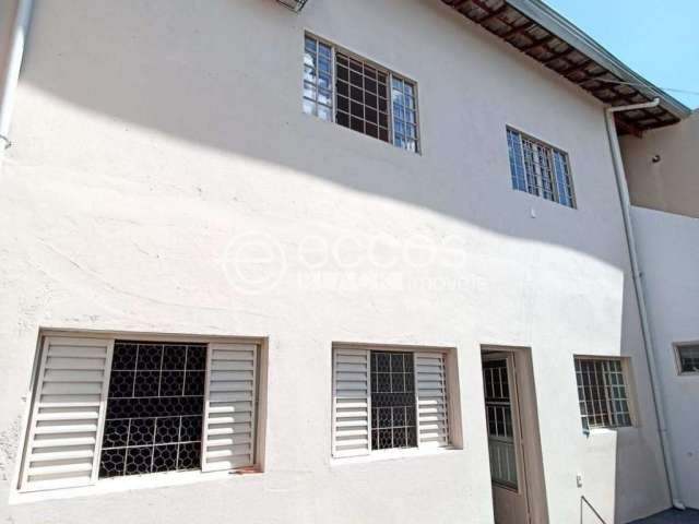 Casa à venda, 4 quartos, 1 suíte, 2 vagas, Jardim Patrícia - Uberlândia/MG