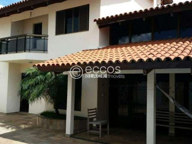 Casa à venda, 5 quartos, 4 suítes, 3 vagas, Santa Mônica - Uberlândia/MG