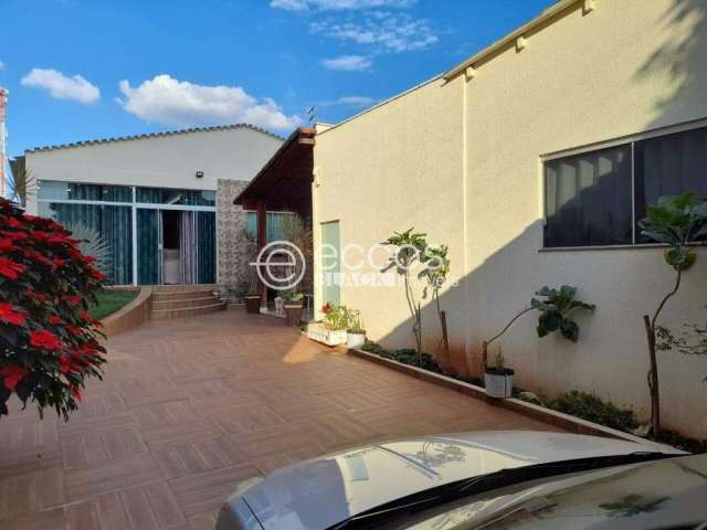 Casa à venda, 4 quartos, 1 suíte, Patrimônio - Uberlândia/MG