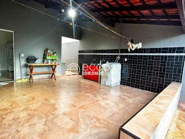 Casa à venda, 3 quartos, 1 suíte, 3 vagas, Santa Mônica - Uberlândia/MG