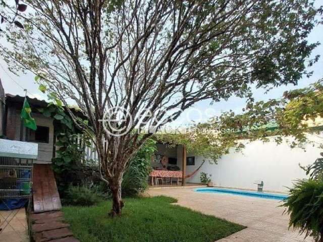 Casa à venda, 3 quartos, 1 suíte, 3 vagas, Laranjeiras - Uberlândia/MG