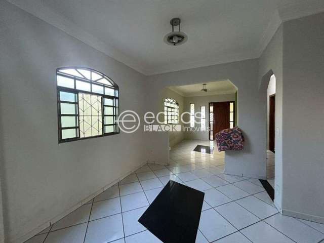 Casa à venda, 3 quartos, 1 suíte, 2 vagas, Pacaembu - Uberlândia/MG