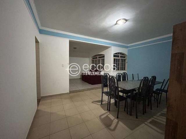 Casa à venda, 3 quartos, 1 suíte, 2 vagas, Cidade Jardim - Uberlândia/MG