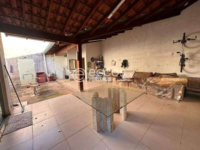 Casa para aluguel, 3 quartos, 1 suíte, 2 vagas, Nova Uberlândia - Uberlândia/MG