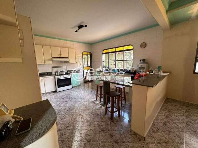 Casa para aluguel, 4 quartos, 2 suítes, 4 vagas, Santa Mônica - Uberlândia/MG