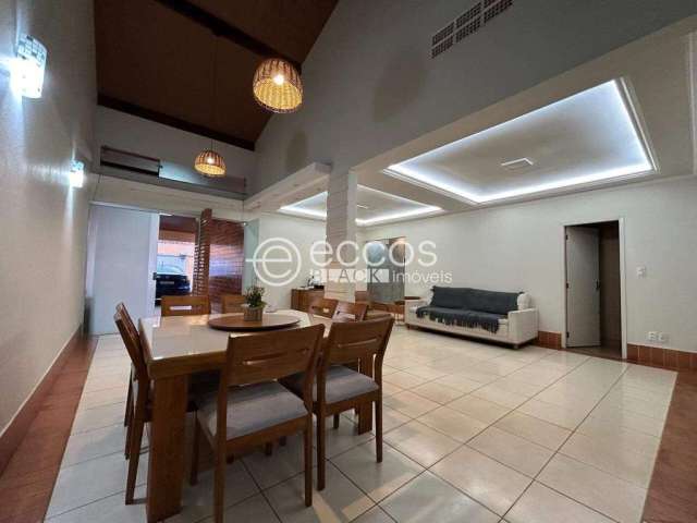 Casa à venda, 4 quartos, 3 suítes, 4 vagas, Santa Mônica - Uberlândia/MG