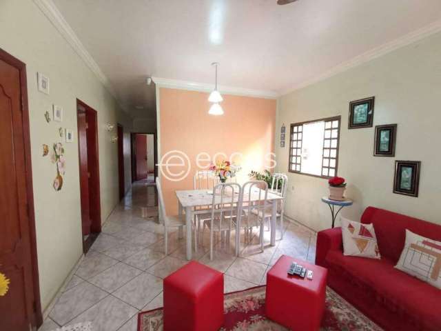 Casa à venda, 3 quartos, 1 suíte, 3 vagas, Granada - Uberlândia/MG