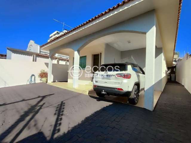 Casa para aluguel, 3 quartos, 1 suíte, 3 vagas, Patrimônio - Uberlândia/MG