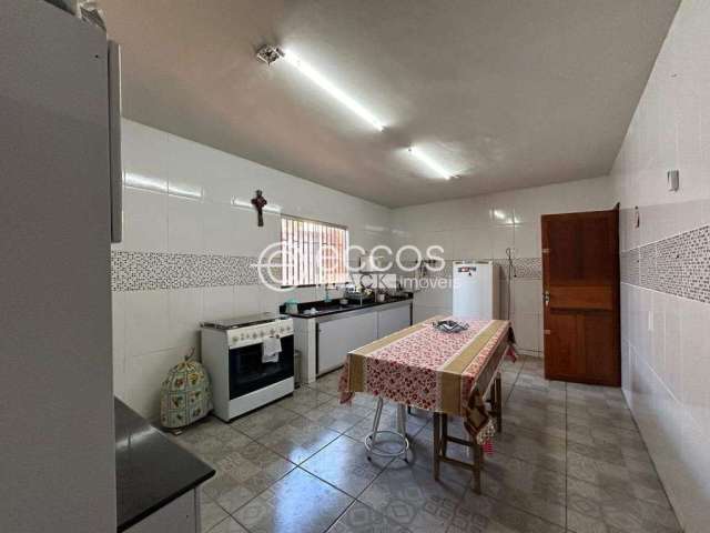 Casa à venda, 3 quartos, 1 suíte, 4 vagas, Jaraguá - Uberlândia/MG