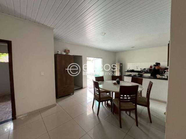 Casa à venda, 3 quartos, 1 suíte, 2 vagas, Pacaembu - Uberlândia/MG