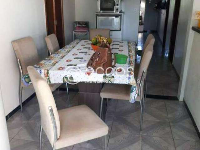 Casa à venda, 3 quartos, 1 suíte, 3 vagas, Granada - Uberlândia/MG