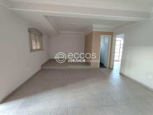 Casa para aluguel, 4 quartos, 1 suíte, 4 vagas, Centro - Uberlândia/MG