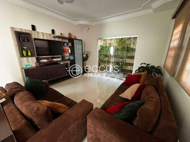 Casa à venda, 4 quartos, 1 suíte, 2 vagas, Santa Mônica - Uberlândia/MG