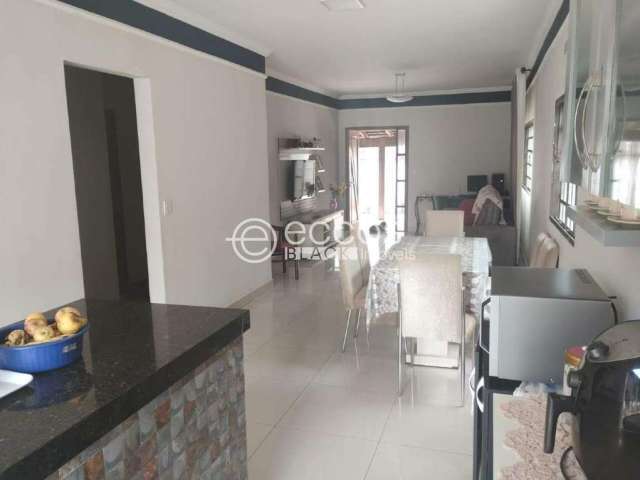 Casa à venda, 3 quartos, 1 suíte, 4 vagas, Maravilha - Uberlândia/MG