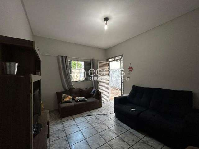 Casa à venda, 3 quartos, 1 suíte, 6 vagas, Santa Mônica - Uberlândia/MG