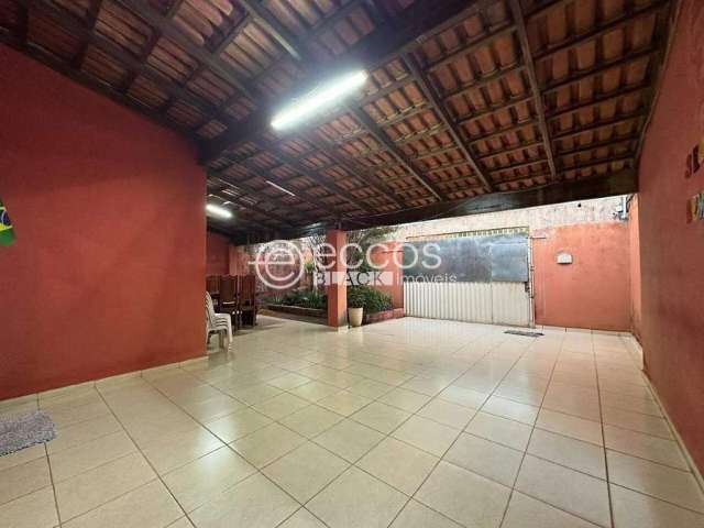 Casa à venda, 3 quartos, 1 suíte, 2 vagas, Planalto - Uberlândia/MG