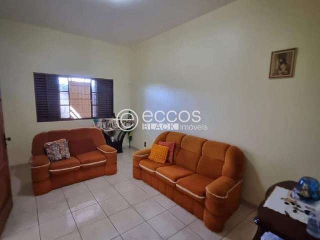 Casa à venda, 5 quartos, 1 suíte, 4 vagas, Tibery - Uberlândia/MG