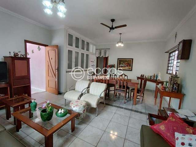 Casa para aluguel, 3 quartos, 1 suíte, 3 vagas, Santa Mônica - Uberlândia/MG