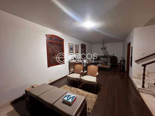 Casa para aluguel, 5 quartos, 3 suítes, 3 vagas, Lídice - Uberlândia/MG