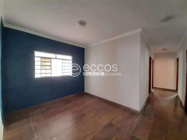 Imóvel Comercial para aluguel, 3 quartos, 1 suíte, 2 vagas, Brasil - Uberlândia/MG