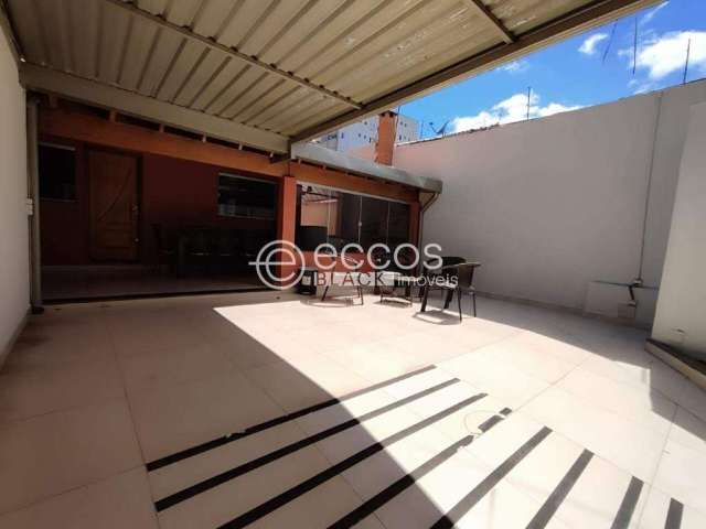 Casa para aluguel, 2 quartos, 1 suíte, 2 vagas, Santa Mônica - Uberlândia/MG