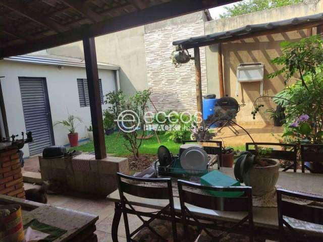 Casa à venda, 3 quartos, 1 suíte, 3 vagas, Jardim Patrícia - Uberlândia/MG