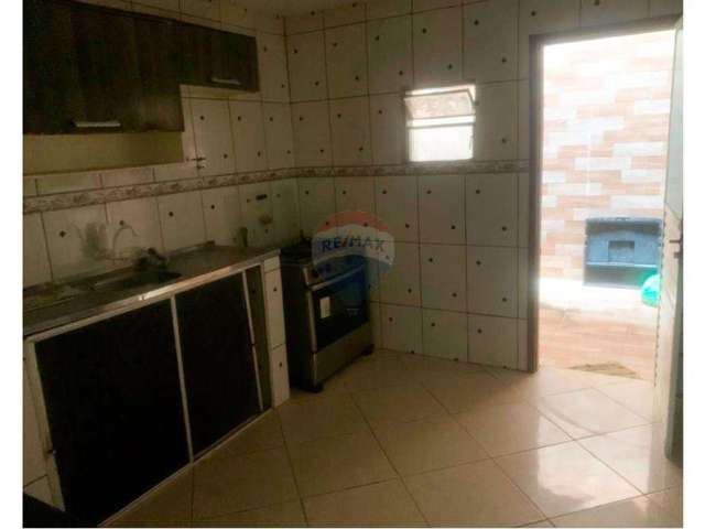 Casa em Cajazeiras: 3 Quartos, Garagem e Conforto!