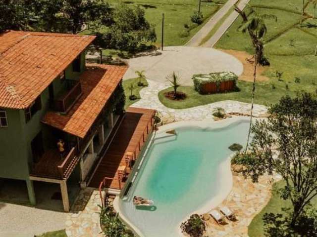 Casa alto padrão com piscina e lago