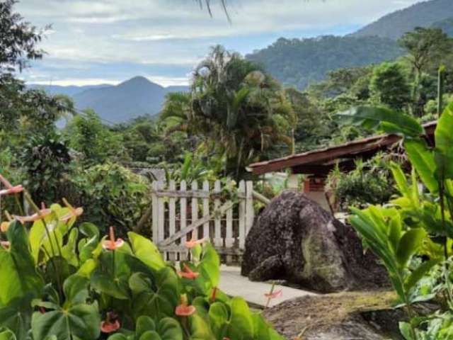 Chácara em local sossegado no Ubatumirim, com 1.000 m²  de terreno e ampla residência