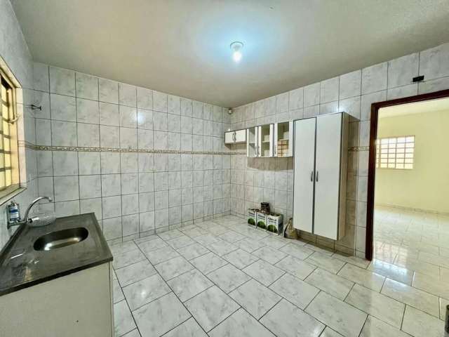 Casa com 3 dormitórios para alugar, 160 m² por R$ 2.550,00/mês - Califórnia - Londrina/PR