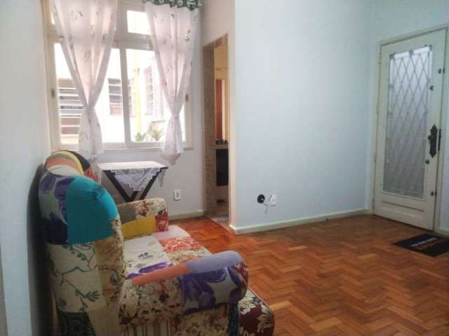 Excelente apartamento, sala e um quarto, na Tijuca, com portaria 24 horas e em ótima localização. Pronto para entrar e morar!